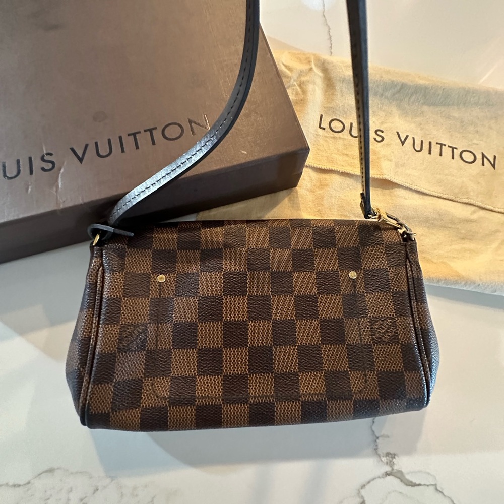 Louis Vuitton's Damier Ebene Canvas purse - Picture 5 of 13